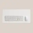 Deskneat skrivebordsunderlag i hvid filt med tastatur og mus ovenpå