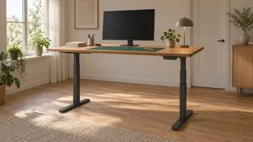 Illustration af et elektrisk hæve-sænkebord uden mærke, hævet til stående højde i et roligt rum med en skærm på bordet