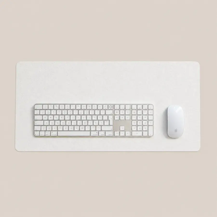 Deskneat skrivebordsunderlag i hvid filt med tastatur og mus ovenpå